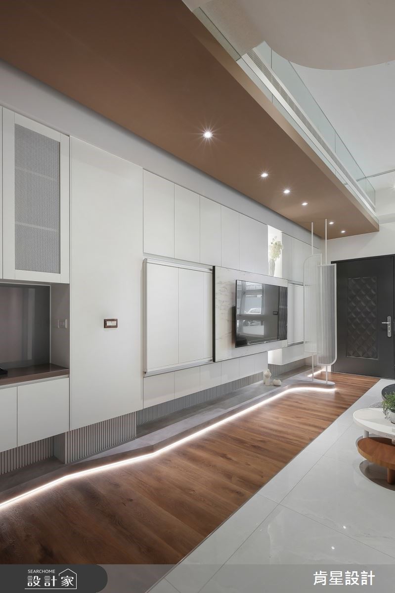 設計師利用巧思，將較為狹長的房型融合流線型線條及圓