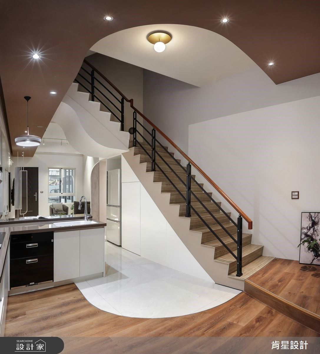 設計師利用巧思，將較為狹長的房型融合流線型線條及圓