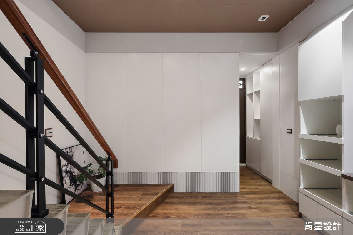 設計師利用巧思，將較為狹長的房型融合流線型線條及圓