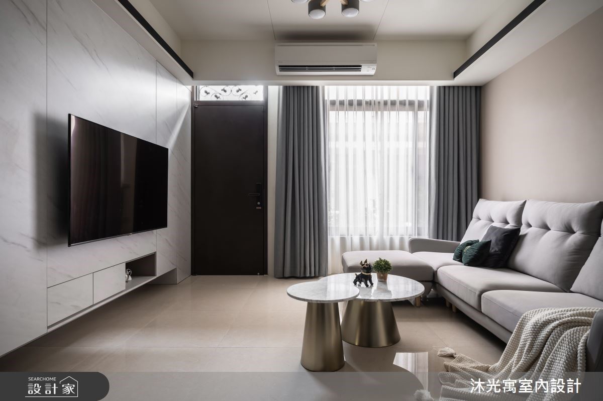 小小的30坪空間裝載著一家人的夢想藍圖。設計師選用溫