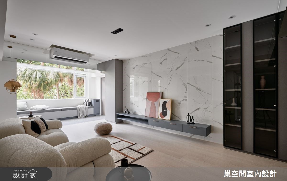 坐臥在大面窗戶下的長型臥榻,伴隨窗外的綠意樹影以及