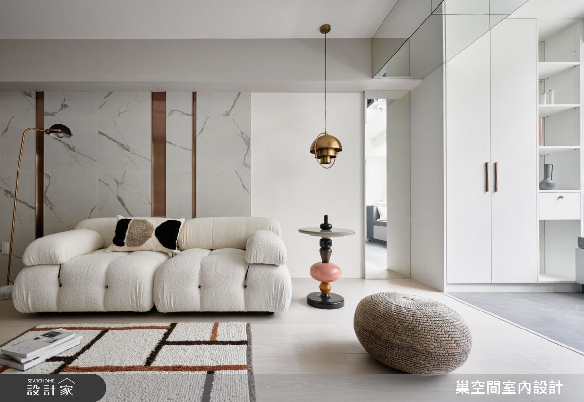 坐臥在大面窗戶下的長型臥榻,伴隨窗外的綠意樹影以及