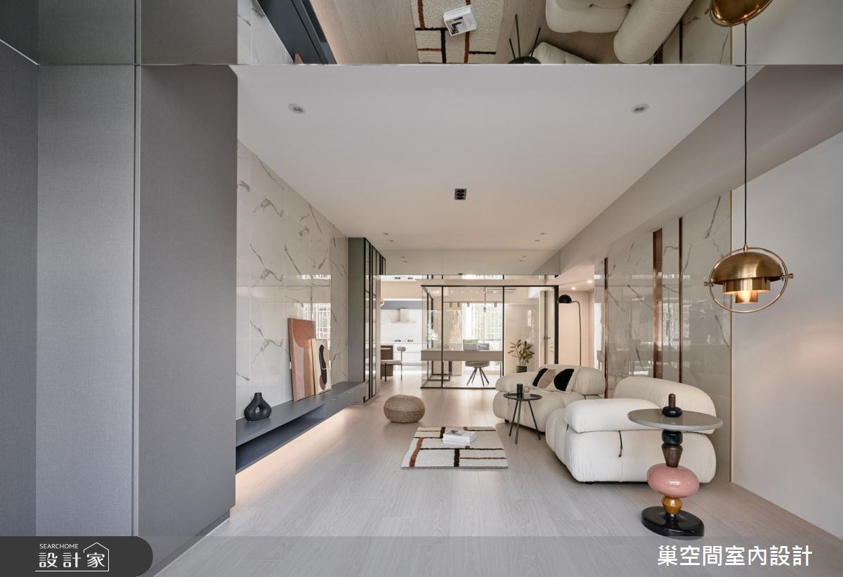 坐臥在大面窗戶下的長型臥榻,伴隨窗外的綠意樹影以及