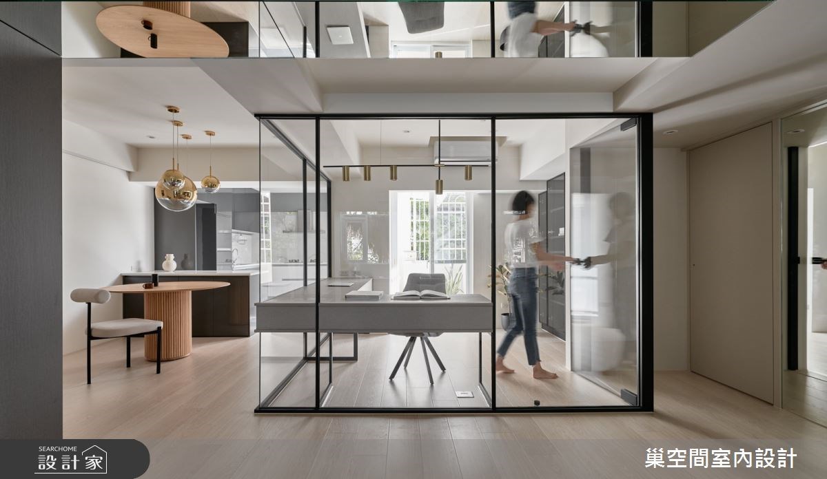 坐臥在大面窗戶下的長型臥榻,伴隨窗外的綠意樹影以及