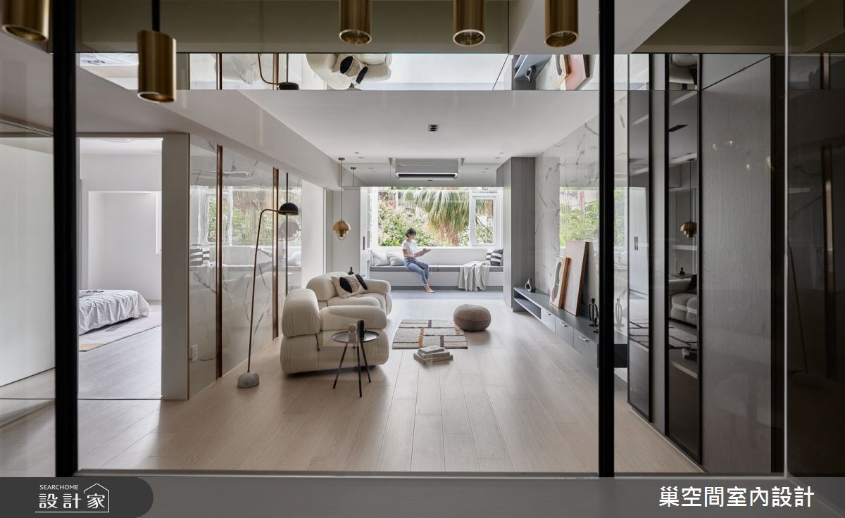 坐臥在大面窗戶下的長型臥榻,伴隨窗外的綠意樹影以及