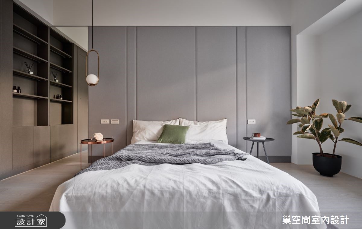 坐臥在大面窗戶下的長型臥榻,伴隨窗外的綠意樹影以及