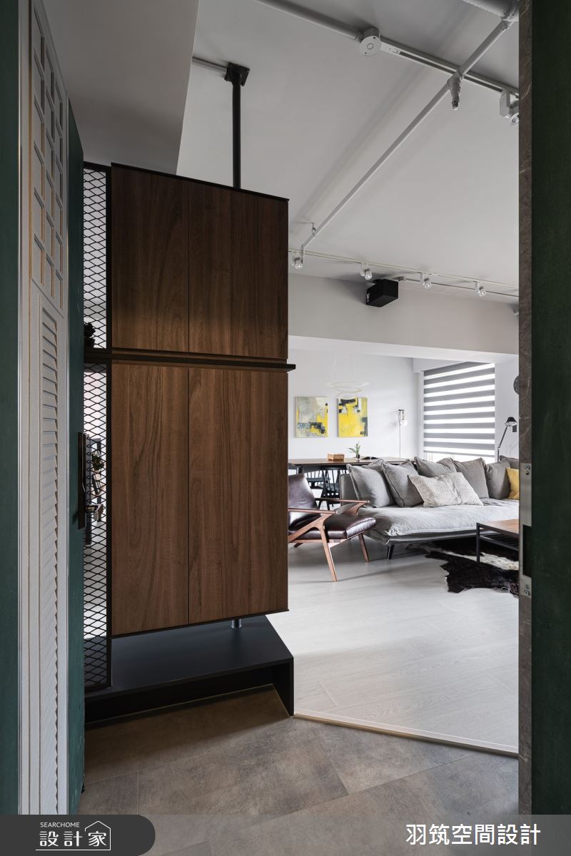 室內35坪的空間,原有動線不佳、收納不足的問題,經設