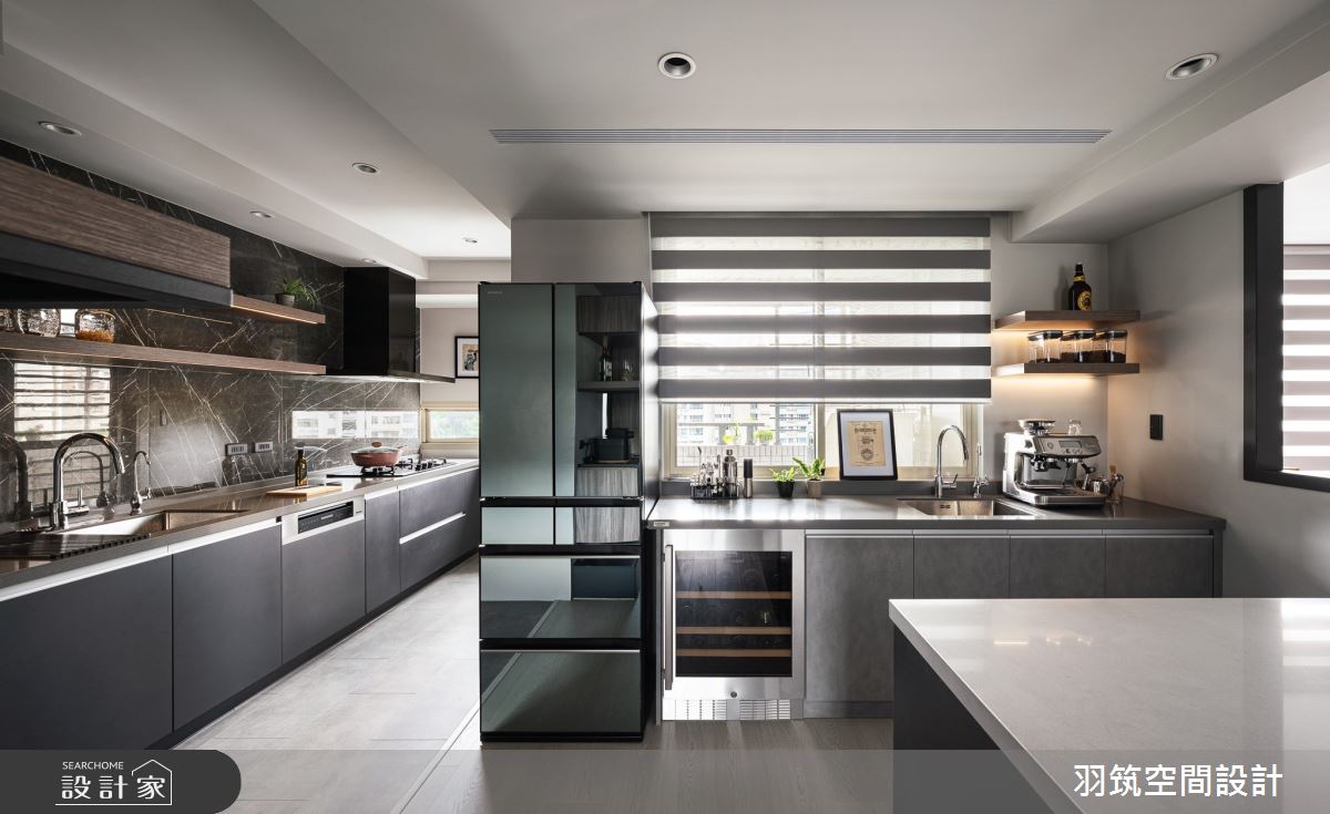 室內35坪的空間,原有動線不佳、收納不足的問題,經設