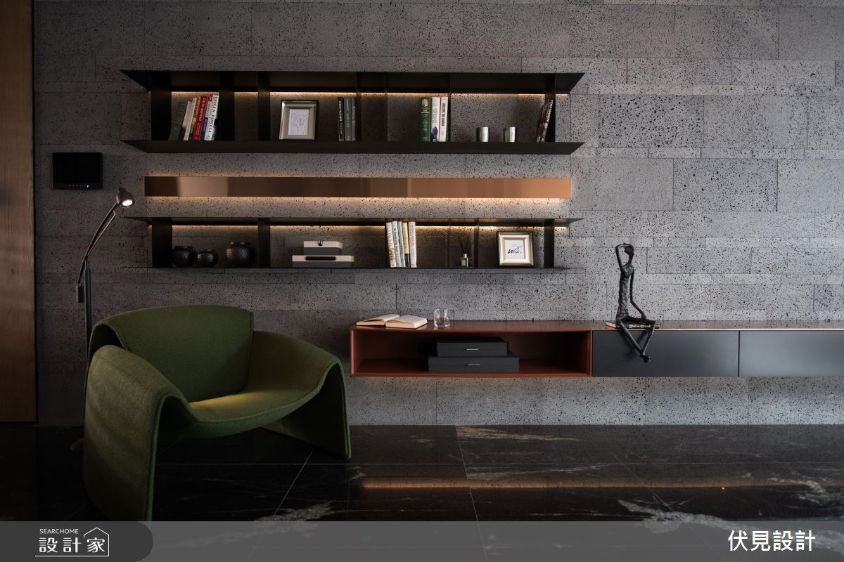 客廳電視牆以火山岩鋪陳,挹注居家自然、療癒氣息。