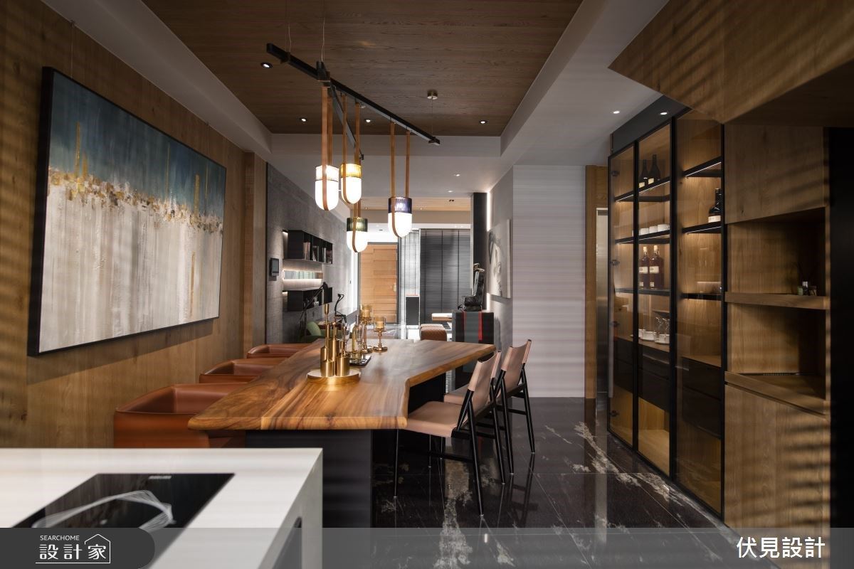 餐廳跳脫傳統長桌的限制,選用長桌與圓桌結合的 Y 字型桌面,滿足家庭多人的用餐需求,創造全新的生活情境。