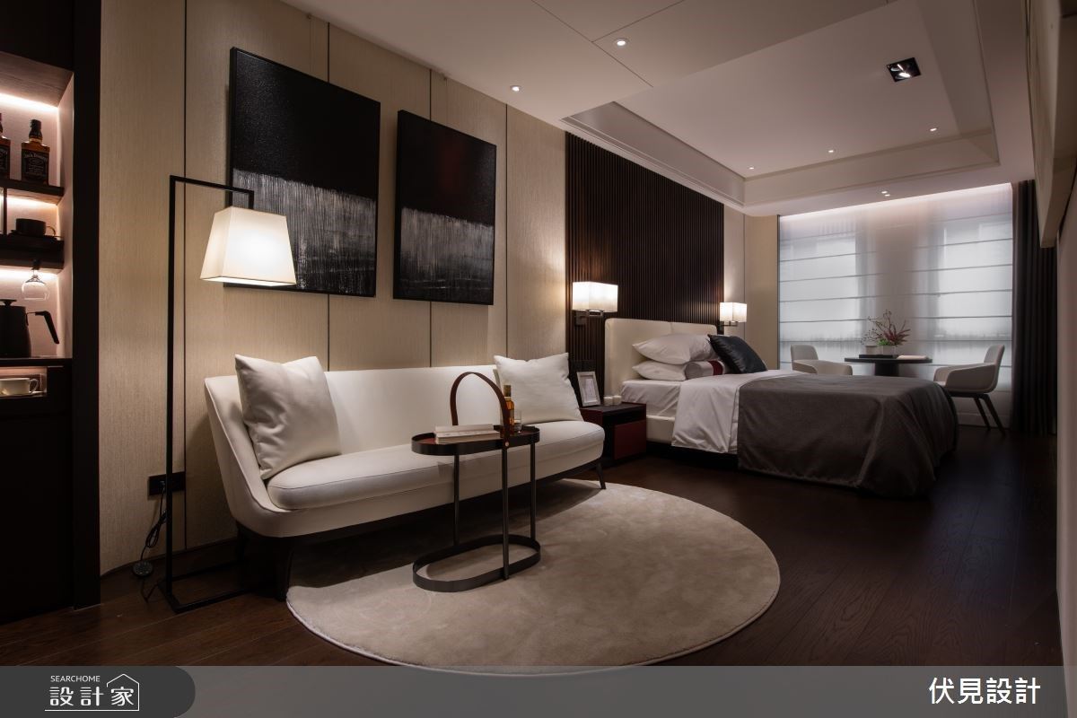 二樓主臥採行政大套房規劃,運用單一不複雜的沈穩色系,搭配米色壁面,細膩堆疊飯店高質感放鬆的休憩感受。