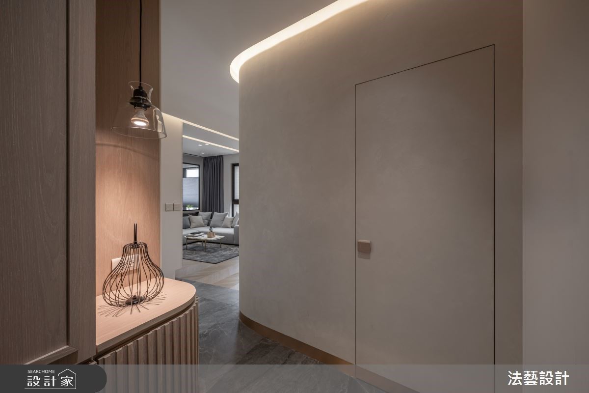 玄關弧形櫃體,貼心導引進門動線。 玄關弧形櫃體,貼心導引進門動線。