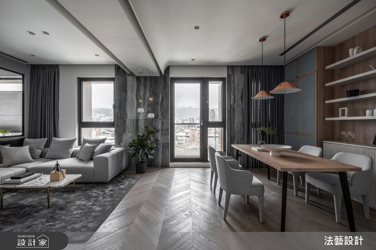 沙發背牆與窗簾同色調搭配,巧妙形塑整體感。 沙發背牆與窗簾同色調搭配,巧妙形塑整體感。