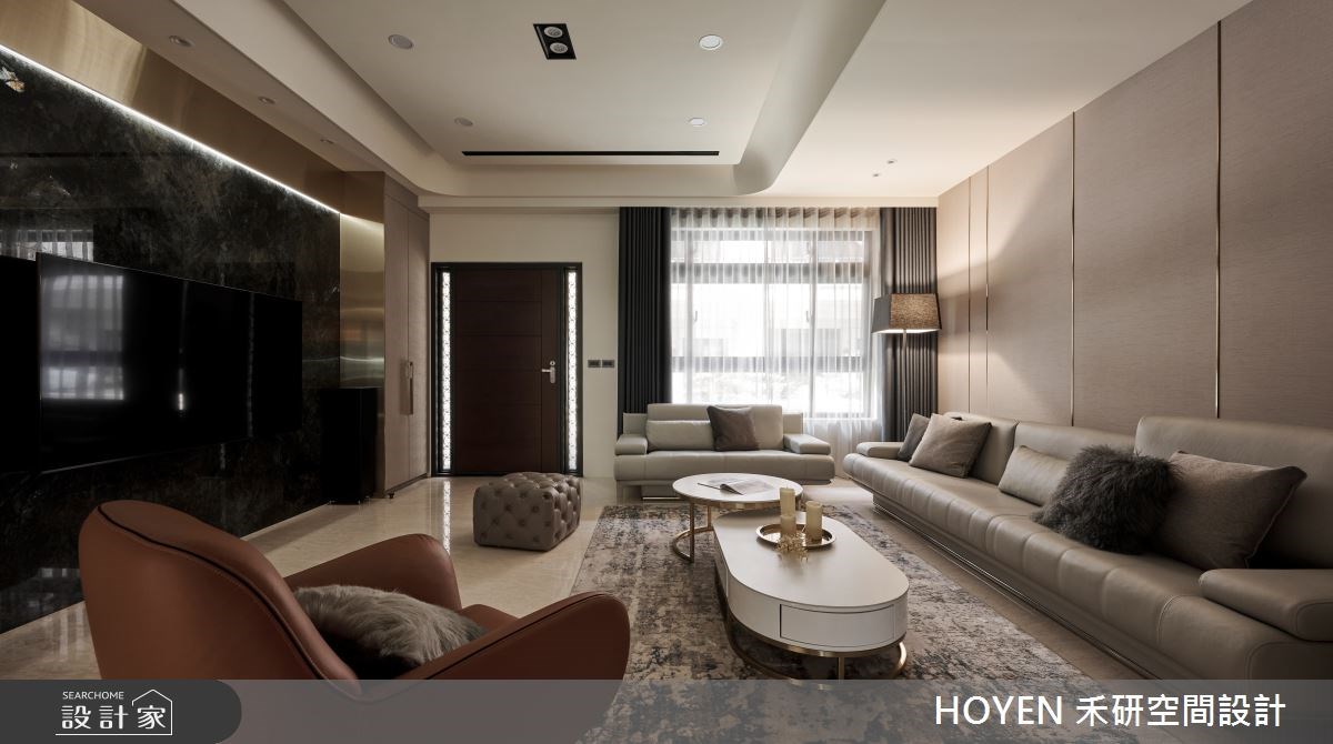 150 坪的現代風透天別墅，以大石材、鍍鈦金屬與各式玻