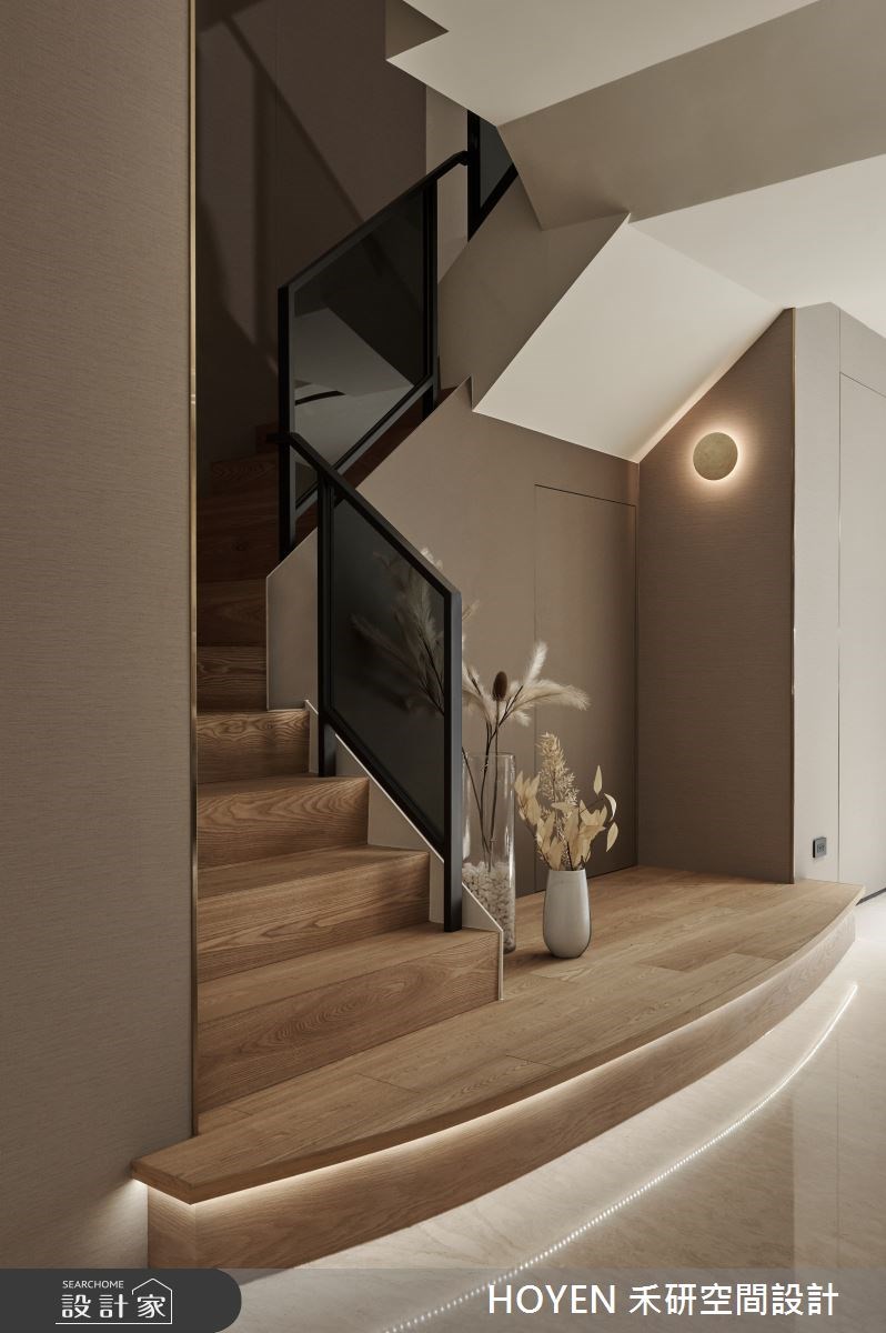 150 坪的現代風透天別墅，以大石材、鍍鈦金屬與各式玻