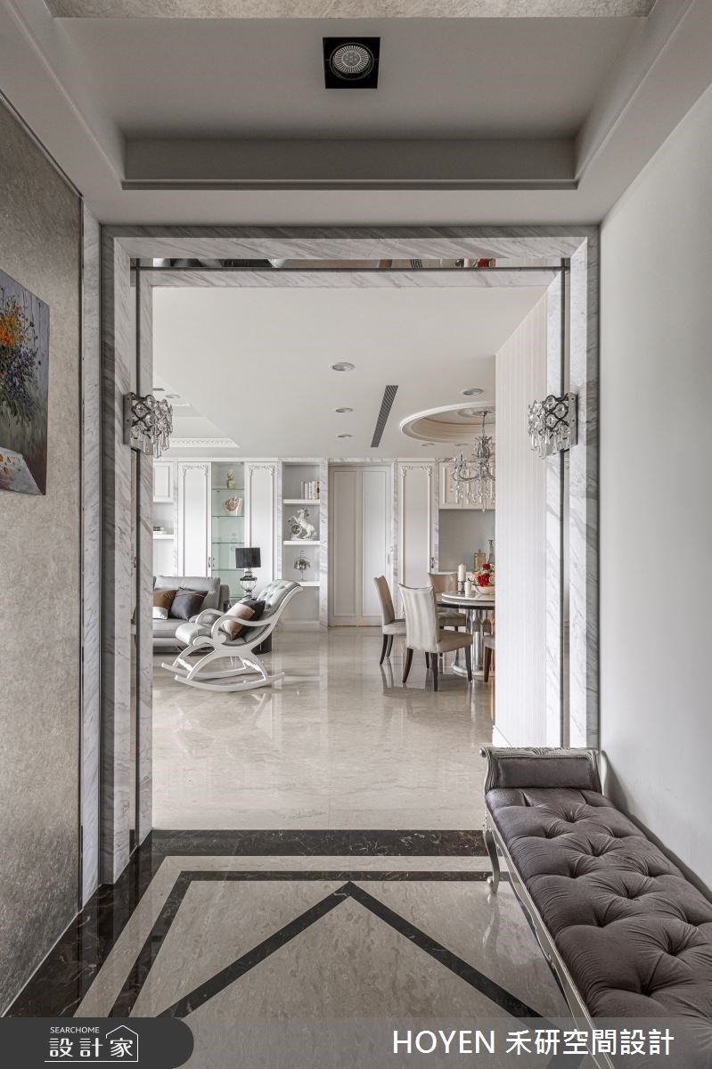 80坪新古典空間裡,引戶外自然光,映照在白色調襯底的