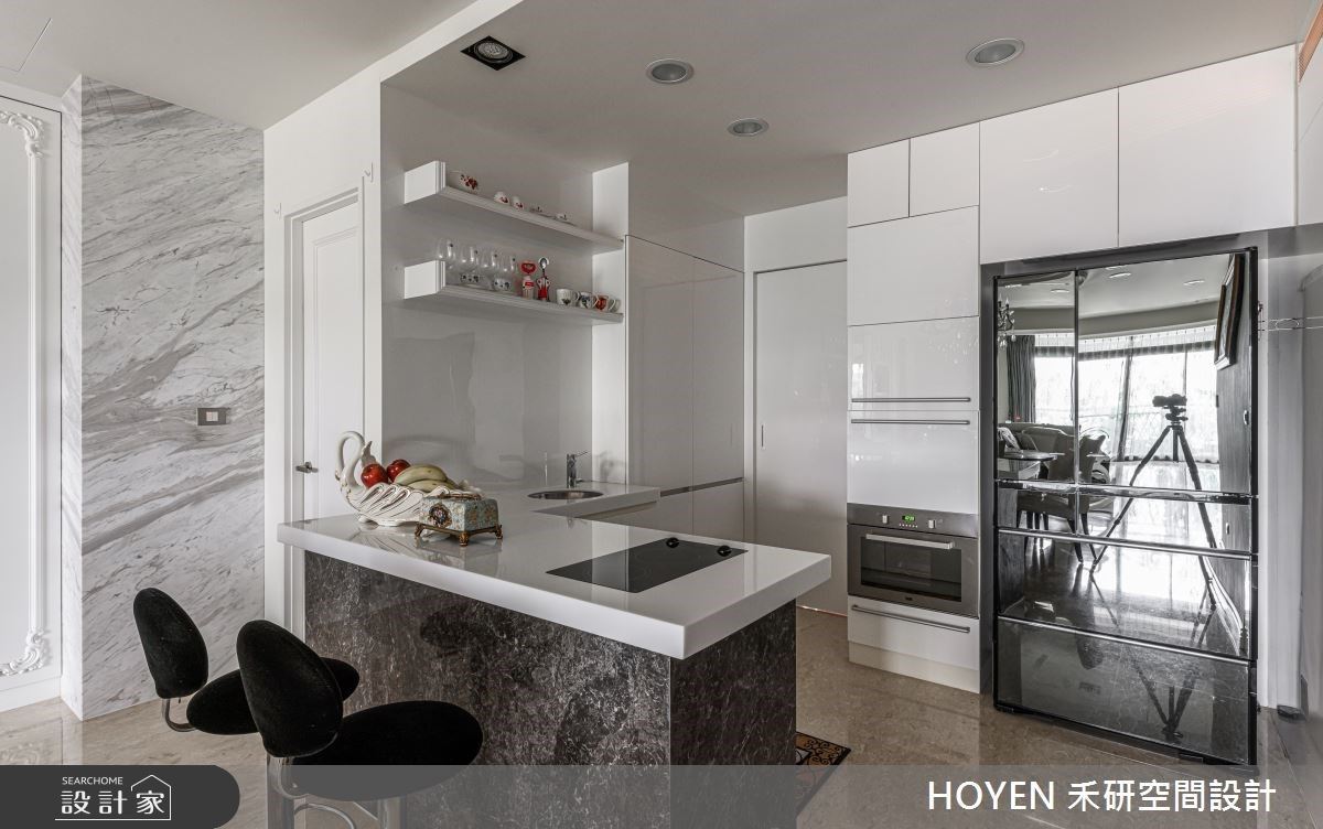 80坪新古典空間裡,引戶外自然光,映照在白色調襯底的