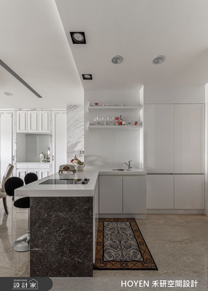 80坪新古典空間裡,引戶外自然光,映照在白色調襯底的