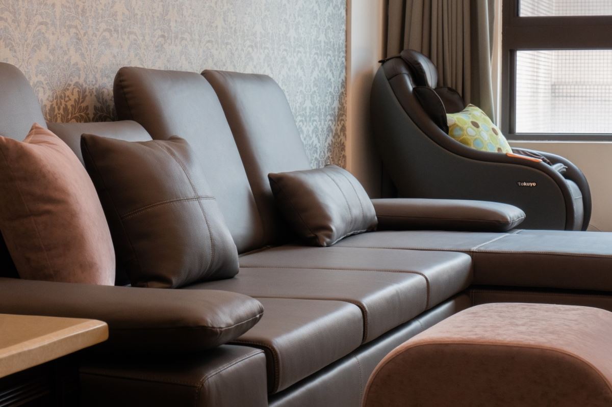 牛皮沙發擁有自然細膩的質感,毛孔通透性有效縮短溫度調節的時間。 牛皮沙發擁有自然細膩的質感,毛孔通透性有效縮短溫度調節的時間。