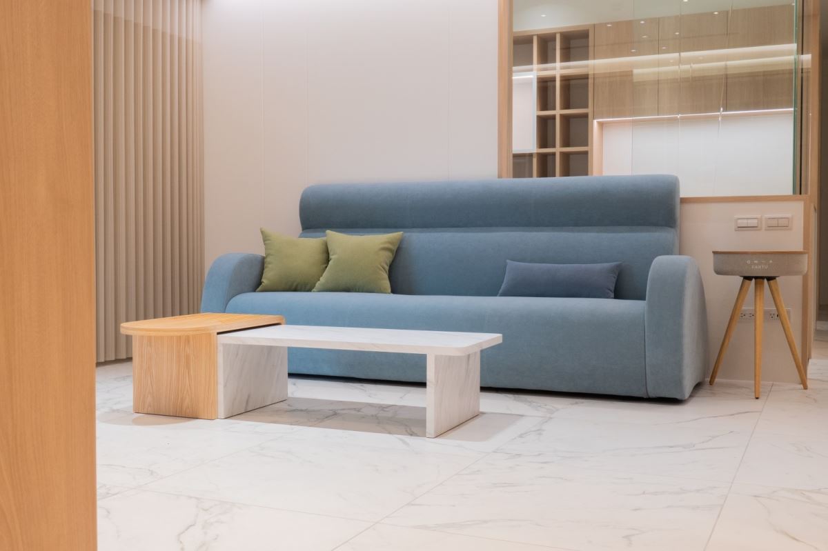 適當留白沙發及茶几的擺放位置,讓一家人的行走軌跡更順暢。 適當留白沙發及茶几的擺放位置,讓一家人的行走軌跡更順暢。