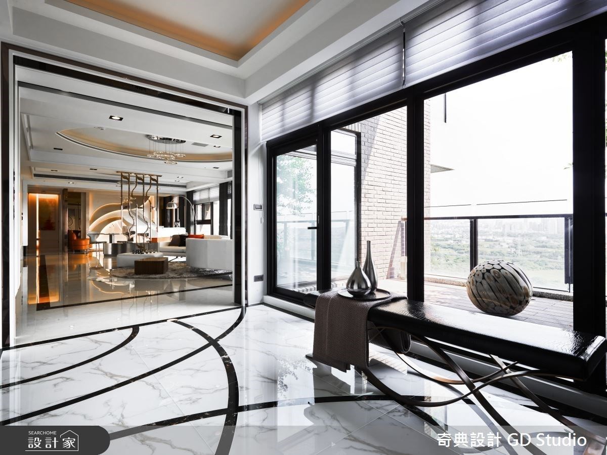 融合「水岸意象」與時尚人文品味,70 坪的現代風大宅