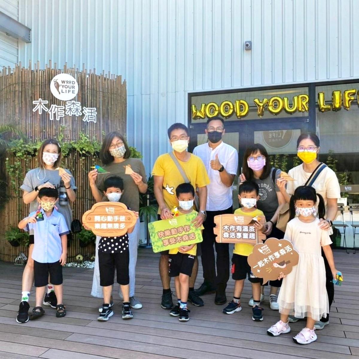 利用生產家具過程的實木餘料,製成「森活小鳥」,讓家長帶著孩子們一起透過手作體驗,提升親子關係啟發孩子的創意。 利用生產家具過程的實木餘料,製成「森活小鳥」,讓家長帶著孩子們一起透過手作體驗,提升親子關係啟發孩子的創意。