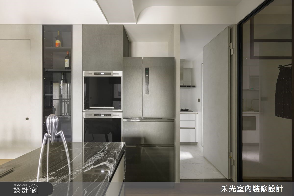 20 坪混搭風住宅,考量屋主的實際需求,選擇灰色與大