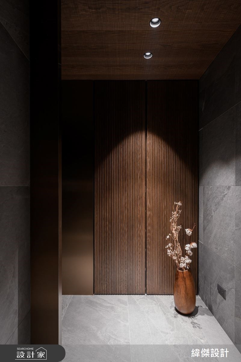 屋主夫妻帶著年紀尚小的孩子們，買下這間位於城市蛋黃