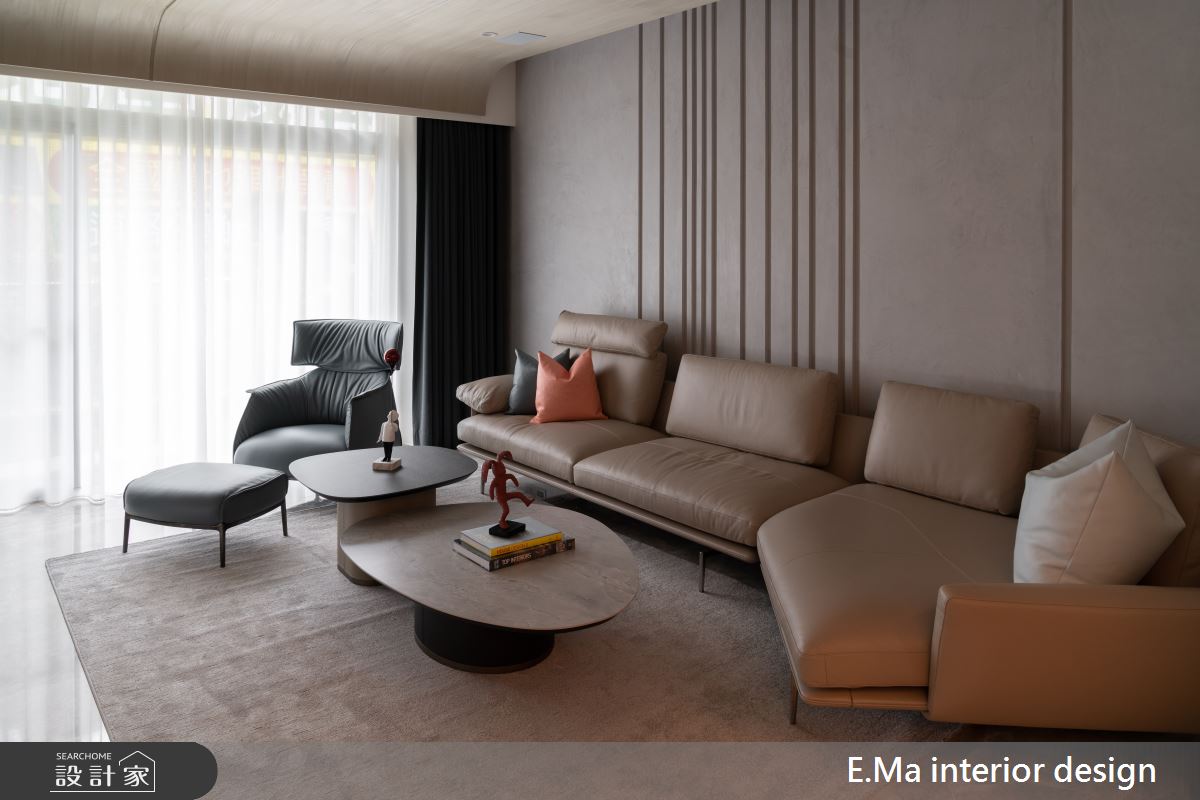 客廳利用淺色調鋪敘牆面及天花,營造溫馨的居家質感。 客廳利用淺色調鋪敘牆面及天花,營造溫馨的居家質感。