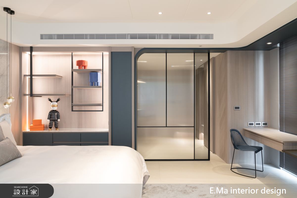 主臥搭配莫蘭迪色及石材、鍍鈦元素,使空間具有時尚沉穩的氛圍。 主臥搭配莫蘭迪色及石材、鍍鈦元素,使空間具有時尚沉穩的氛圍。