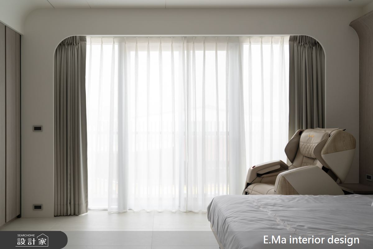 五樓奶奶房以長者的生活起居考量,特地選用低彩度色調鋪敘,並增添木作肌理,挹注溫暖質感,給予舒適簡約的睡眠場域。 五樓奶奶房以長者的生活起居考量,特地選用低彩度色調鋪敘,並增添木作肌理,挹注溫暖質感,給予舒適簡約的睡眠場域。