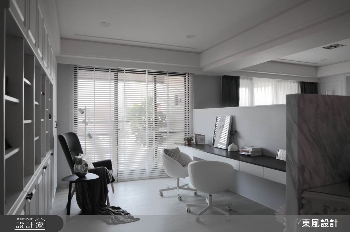 公領域的 L 型半高矮牆,不僅作為客廳場域的電視牆,更是進門的視覺端景,為兩個場域迎來白淨優雅的氣息。