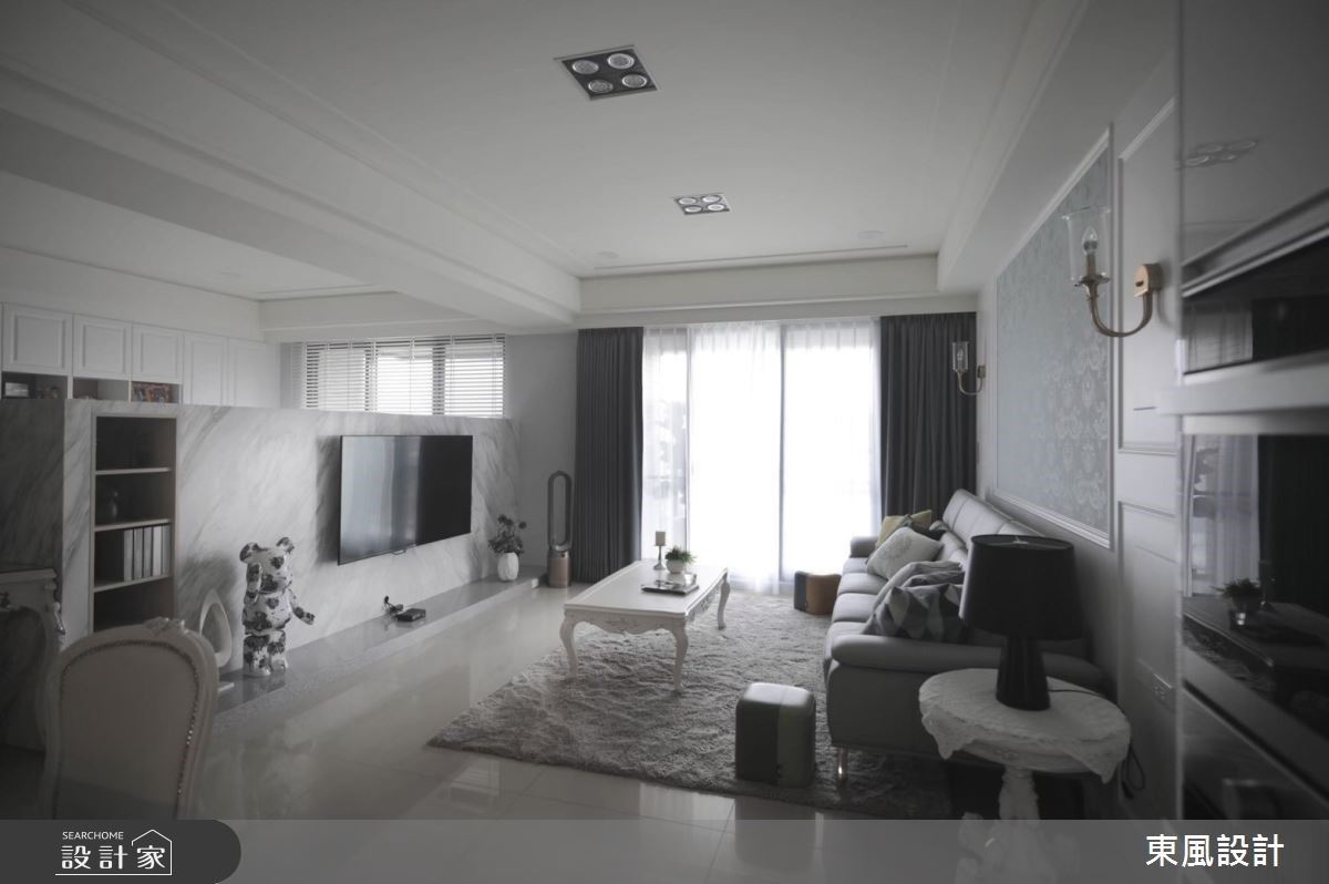 因應房屋的採光優勢,空間以白色堆疊藍灰色調,增進場域的明亮感受。