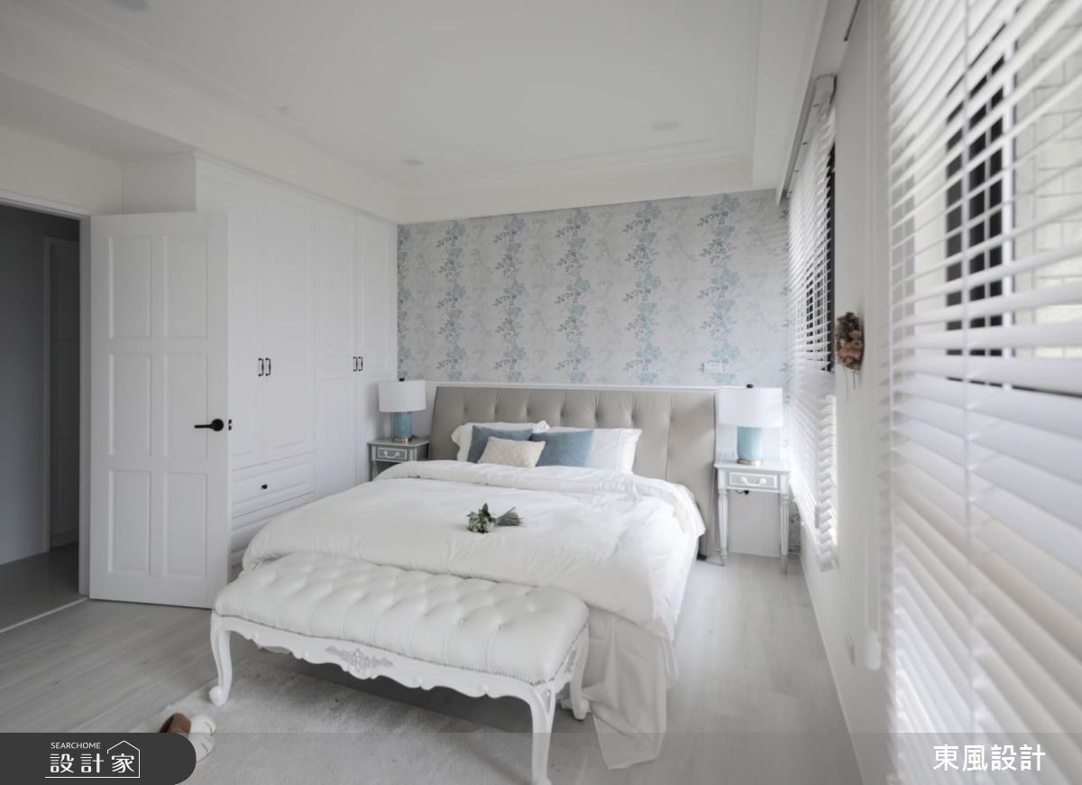 女主人房挑選純色系壁紙,打造視覺和諧與平衡。