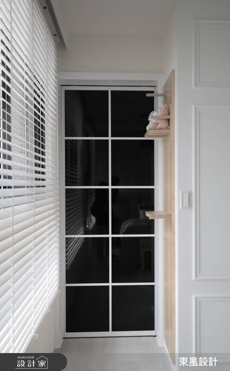 更衣室以黑玻材質,化解更衣隱私性,藉由黑玻的反射平衡整體調性,完美調和色調比例。