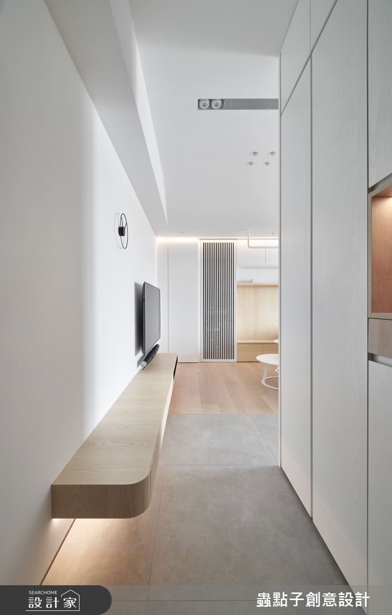 17坪小宅空間裡,以簡約風定調,挑高三米四的天花板,