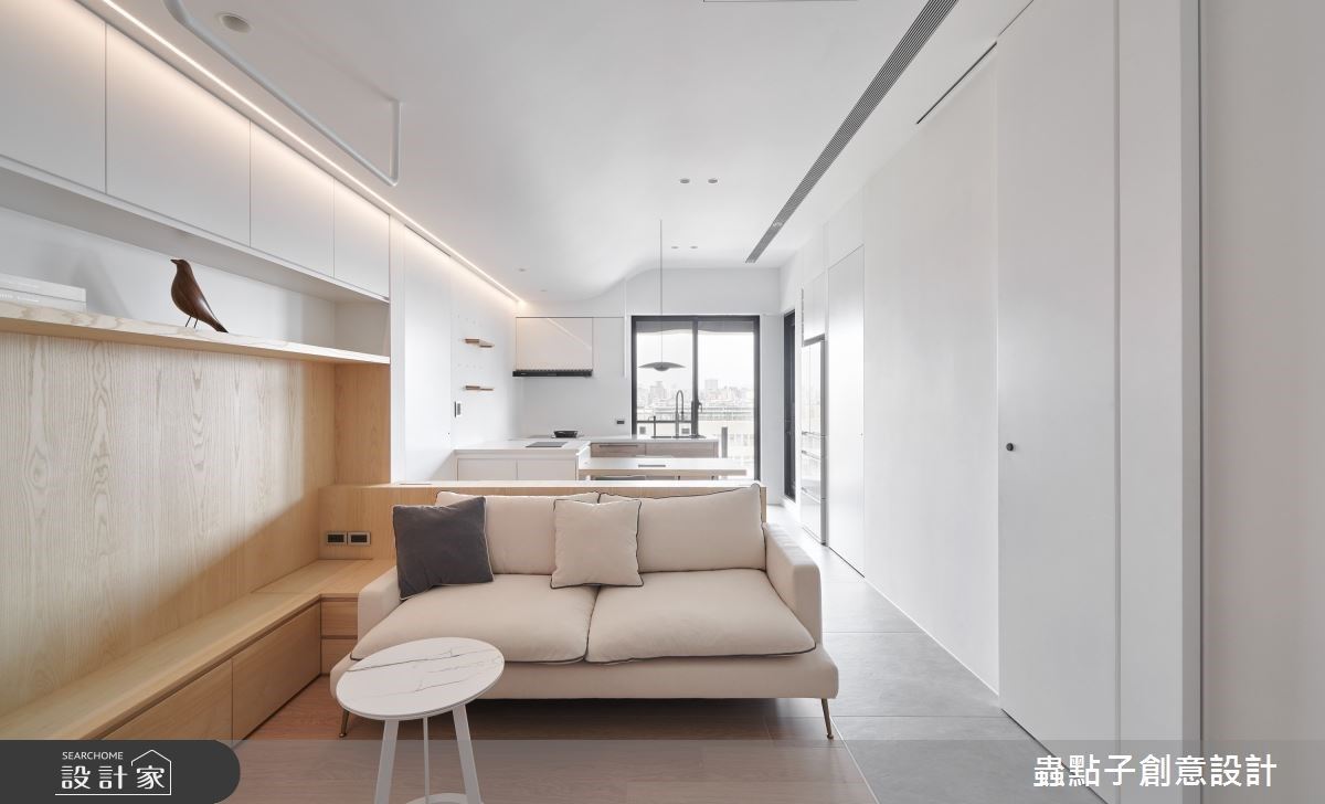 17坪小宅空間裡,以簡約風定調,挑高三米四的天花板,