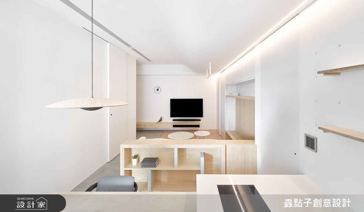 17坪小宅空間裡,以簡約風定調,挑高三米四的天花板,