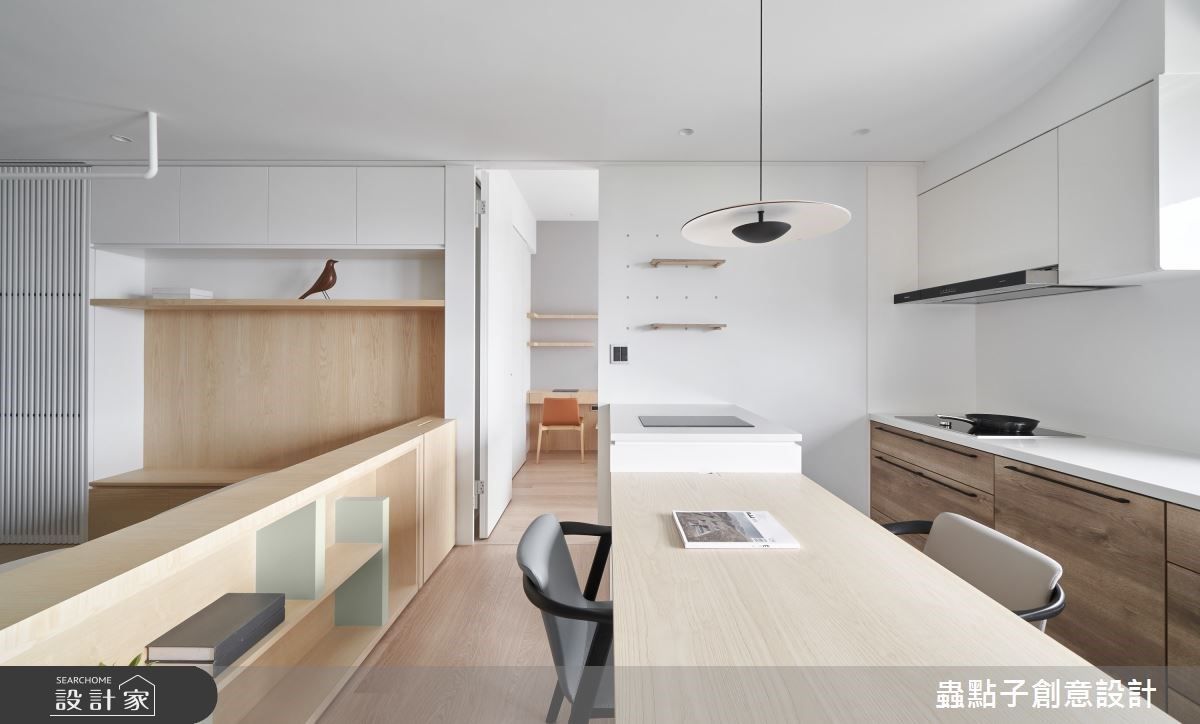 17坪小宅空間裡,以簡約風定調,挑高三米四的天花板,