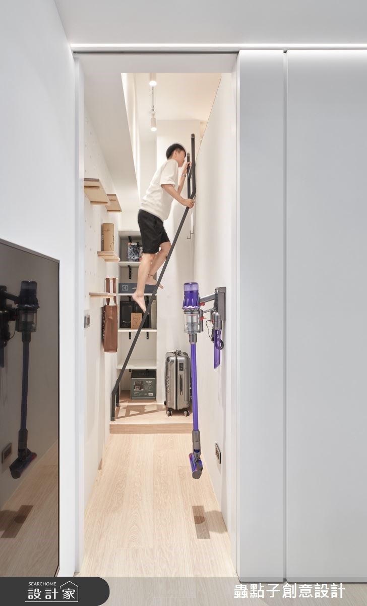 17坪小宅空間裡,以簡約風定調,挑高三米四的天花板,