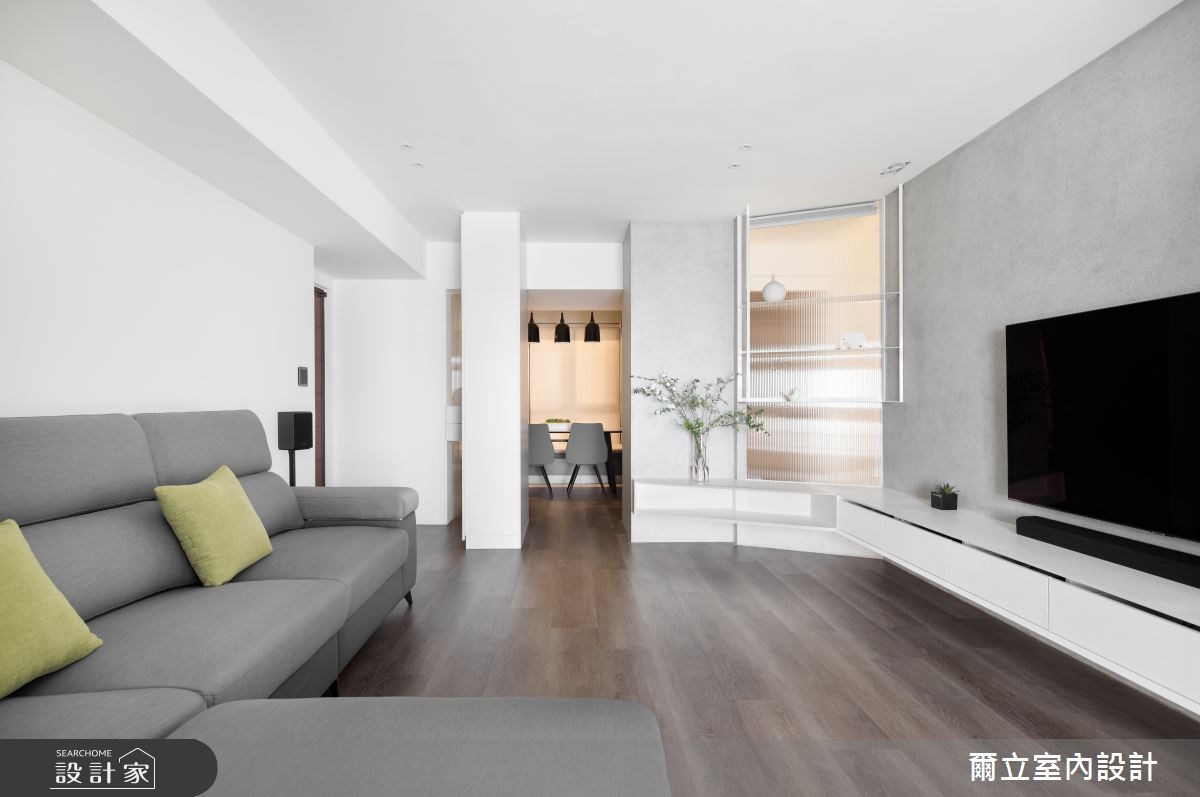 36 坪中古屋拆除餐廚隔牆,利用玻璃隔間引入陽光拓展