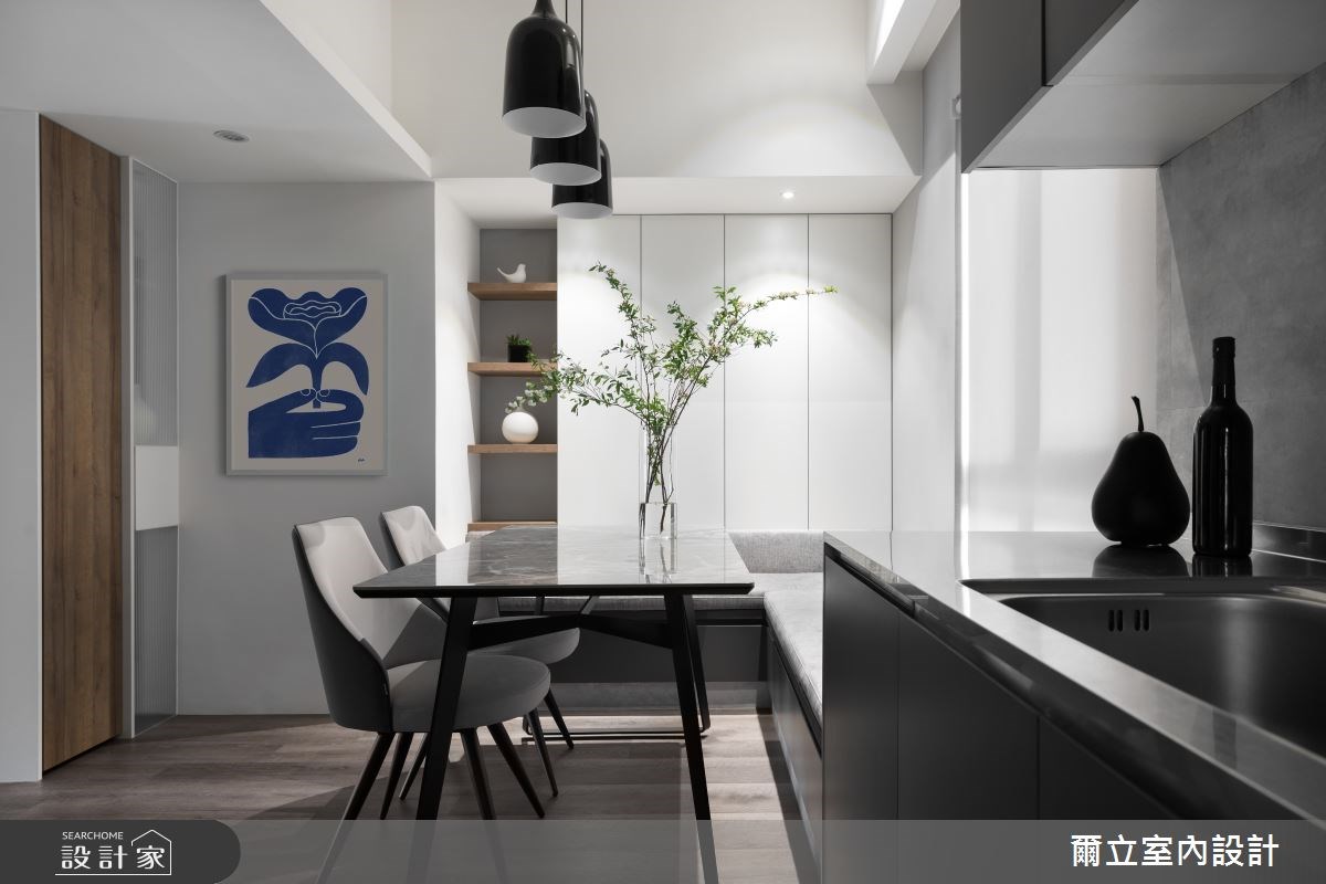 36 坪中古屋拆除餐廚隔牆,利用玻璃隔間引入陽光拓展