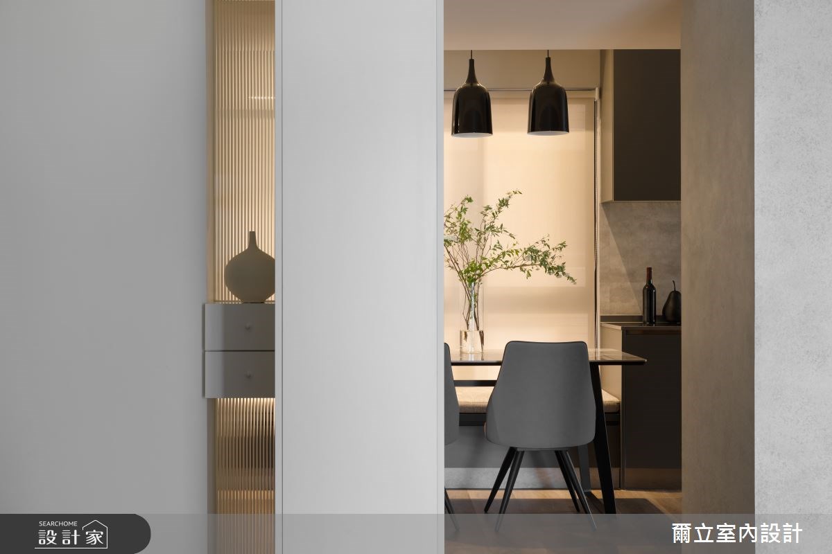 36 坪中古屋拆除餐廚隔牆,利用玻璃隔間引入陽光拓展