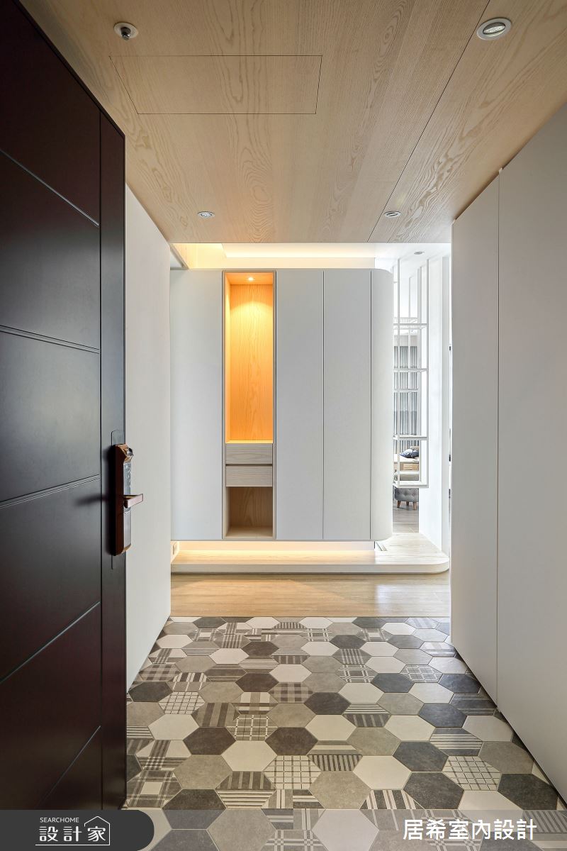 40坪的空間,原本有梁柱過於明顯的問題,設計師巧妙以