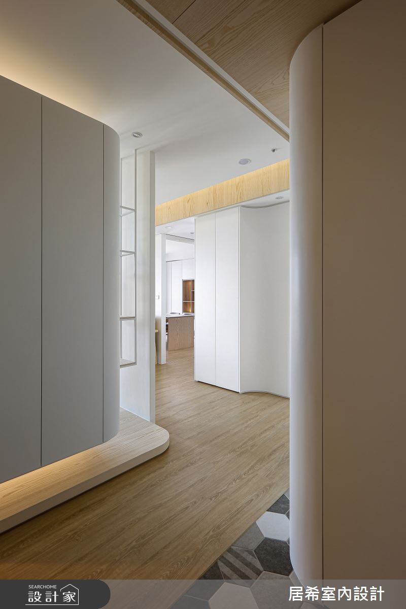 40坪的空間,原本有梁柱過於明顯的問題,設計師巧妙以