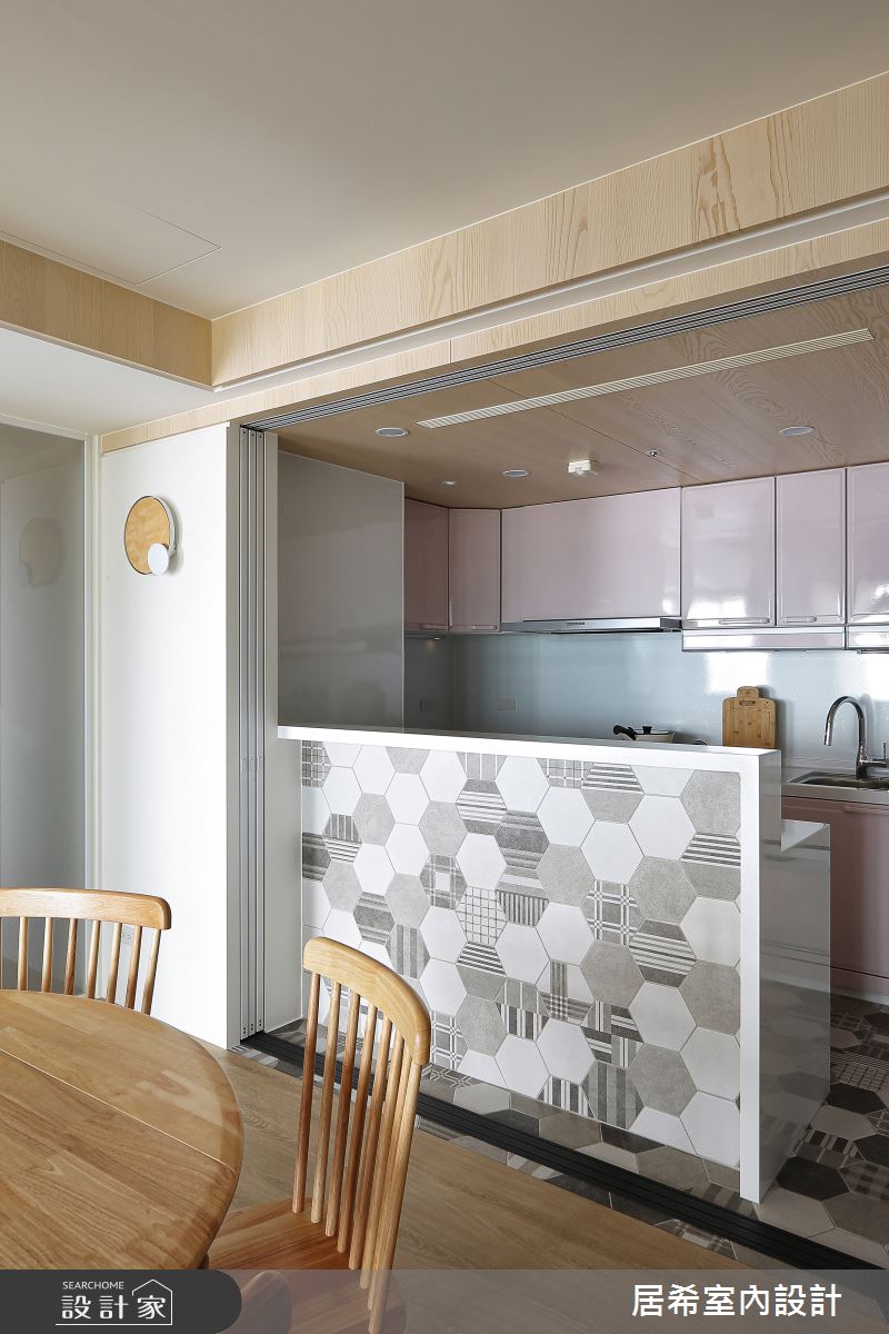 40坪的空間,原本有梁柱過於明顯的問題,設計師巧妙以