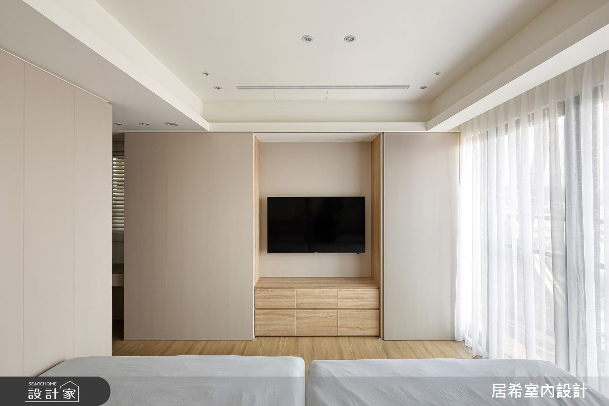 40坪的空間,原本有梁柱過於明顯的問題,設計師巧妙以