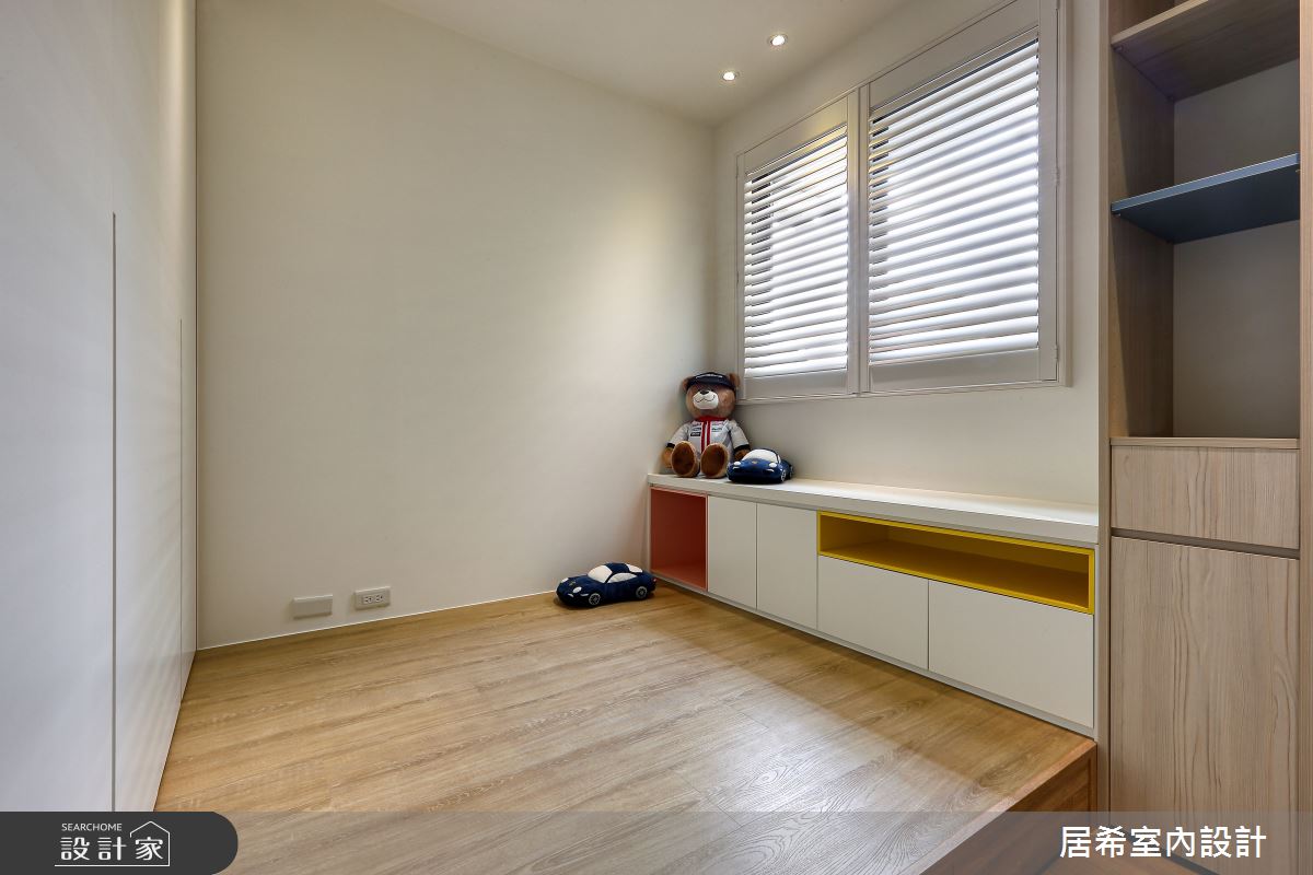 40坪的空間,原本有梁柱過於明顯的問題,設計師巧妙以