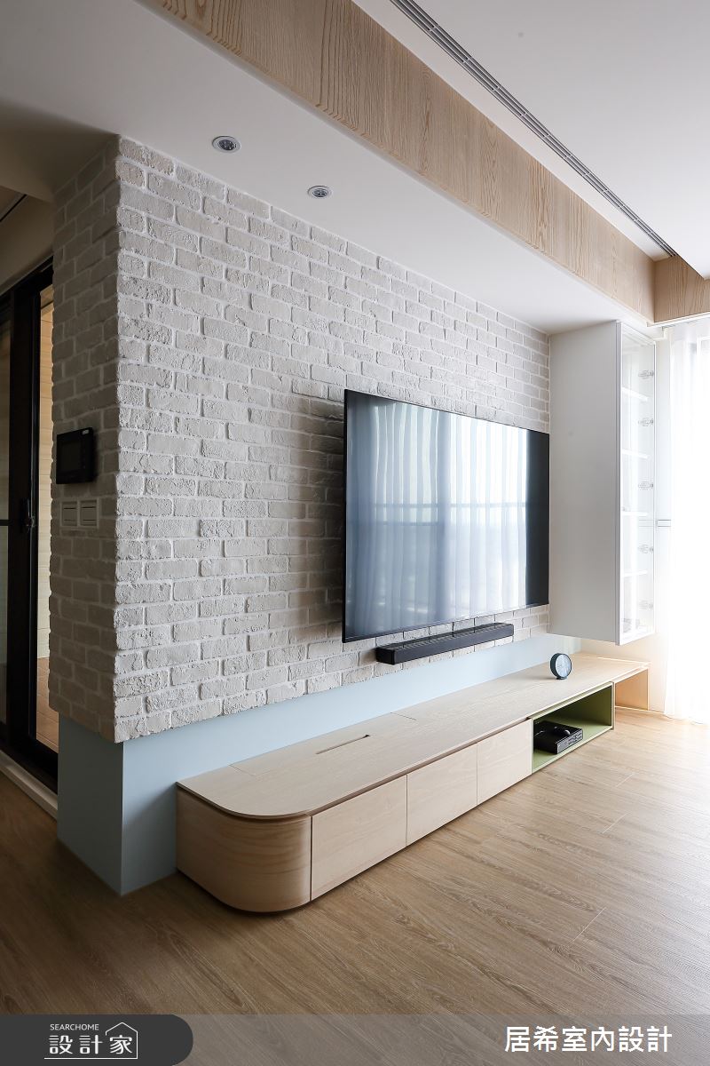 40坪的空間,原本有梁柱過於明顯的問題,設計師巧妙以