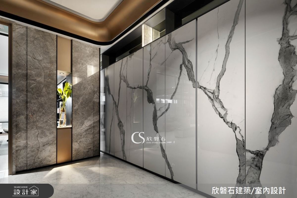 在面對天花設計上,設計師在各個場域的天花以圓弧框邊做法,鋪陳義大利金屬漆,而跟一般漆面不同的是,它擁有抗裂、抗退色的好處,能透過特殊漆營造的均勻金屬光澤,表現大坪數的奢華質感。